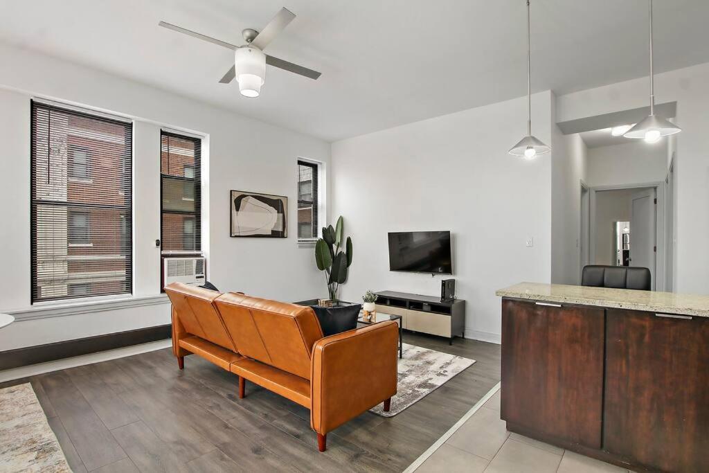 2br Comfy And Roomy In - Del Prado 1013 Chicago