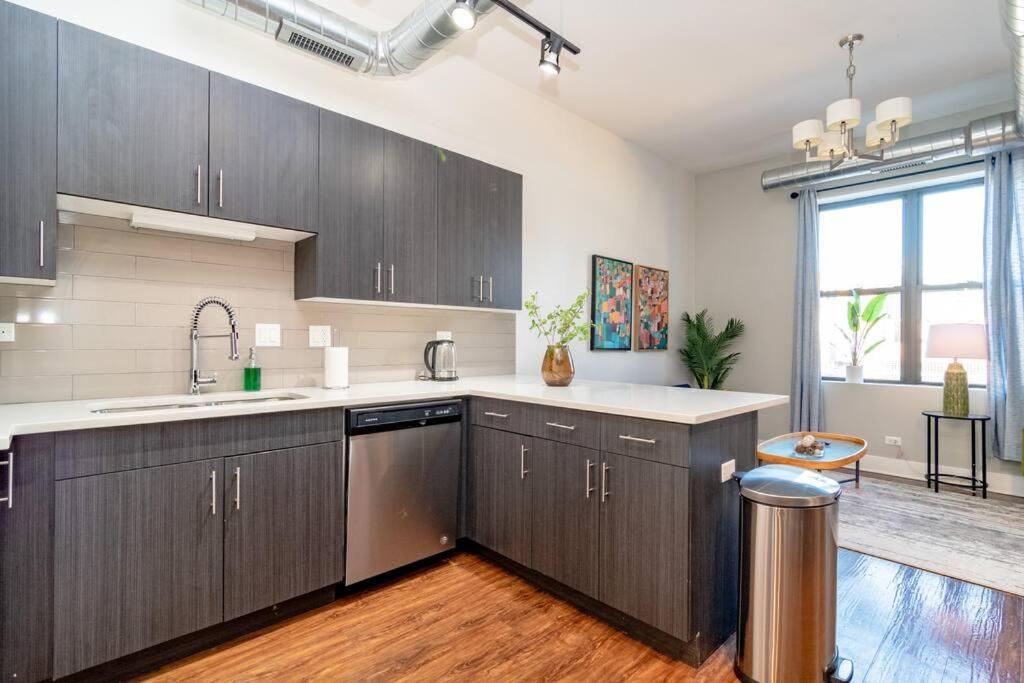 Stylish 3Br Chicago Getaway With Optional Parking Near Mccormick Place, Grant Park & Soldier Field