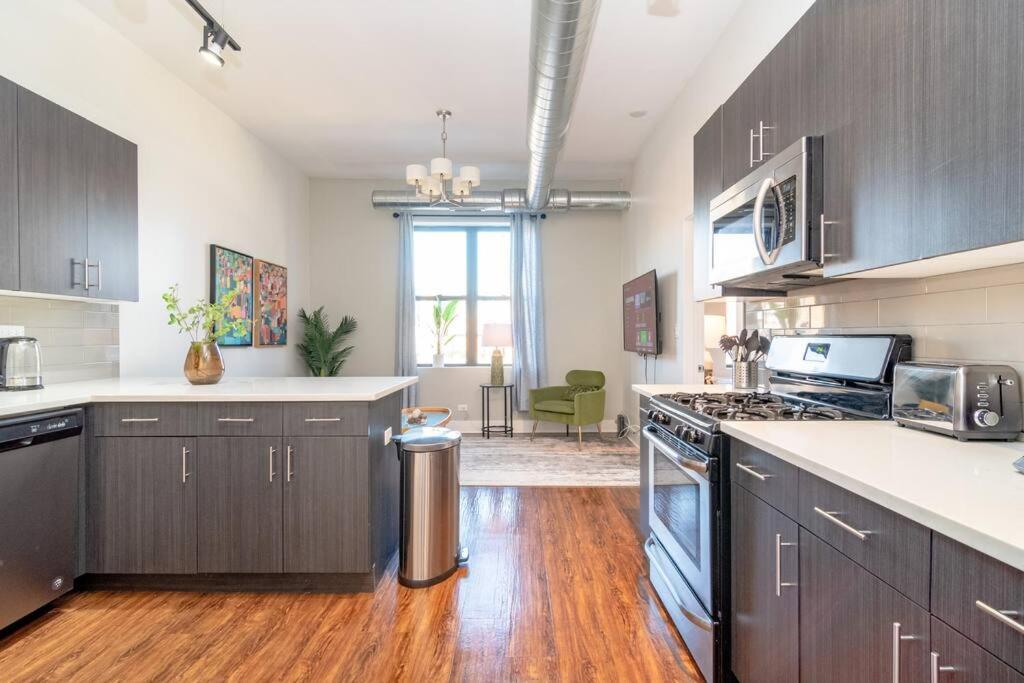 Stylish 3Br Chicago Getaway With Optional Parking Near Mccormick Place, Grant Park & Soldier Field Apartment