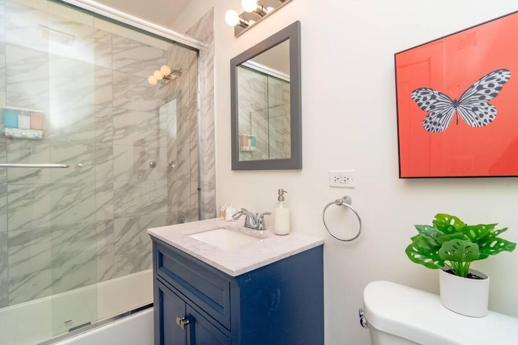 Mccormick Place Charming 3Br Suite With Optional Parking Sleeps 8 Guests Near Soldier Field And Lakefront Trail Apartment Chicago
