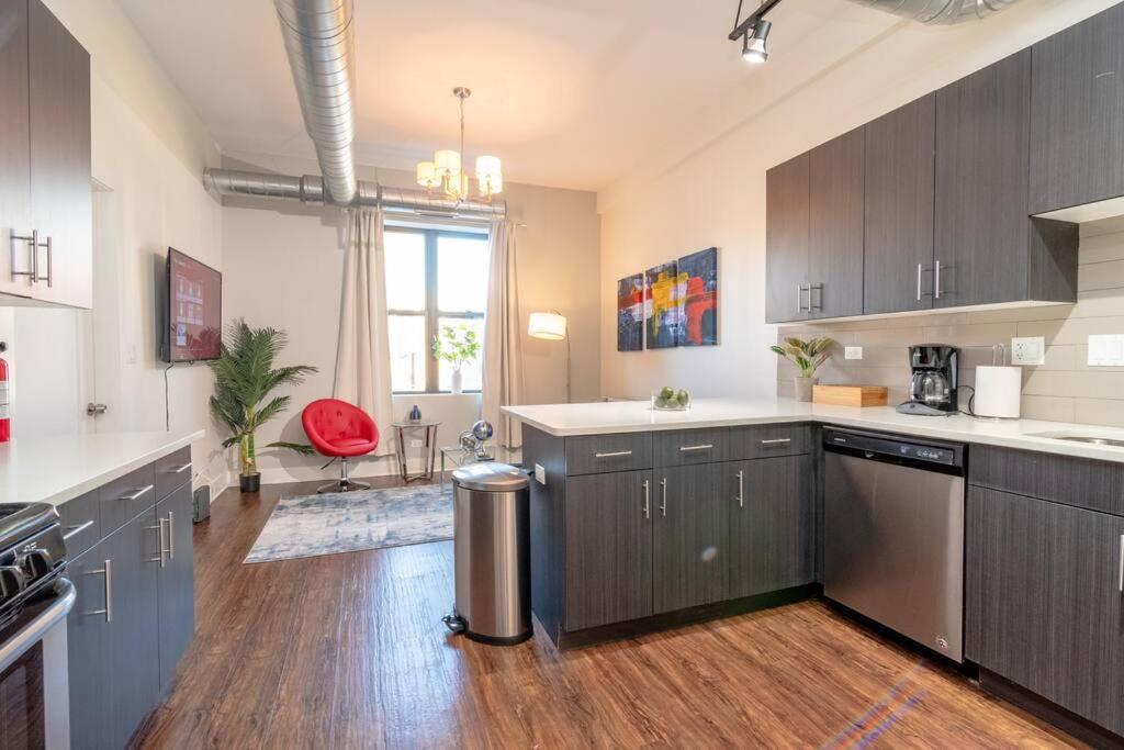 Mccormick Place Charming 3Br Suite With Optional Parking Sleeps 8 Guests Near Soldier Field And Lakefront Trail Chicago