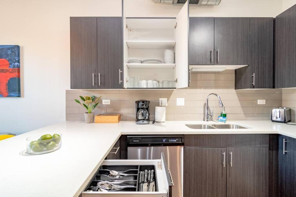 Mccormick Place Charming 3Br Suite With Optional Parking Sleeps 8 Guests Near Soldier Field And Lakefront Trail