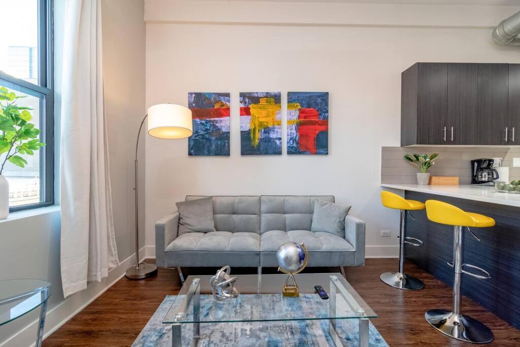 Mccormick Place Charming 3Br Suite With Optional Parking Sleeps 8 Guests Near Soldier Field And Lakefront Trail Chicago