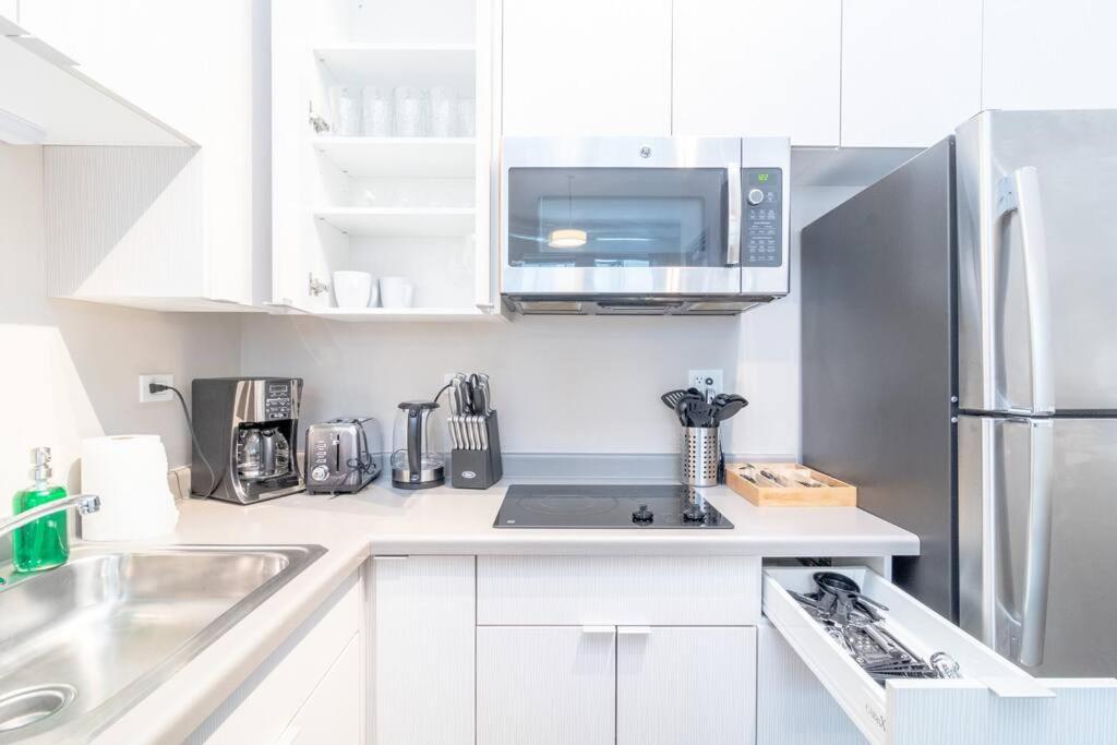 Mccormick Oasis With Balcony, Optional Parking, Patio, Gym For Up To 6 Guests Chicago