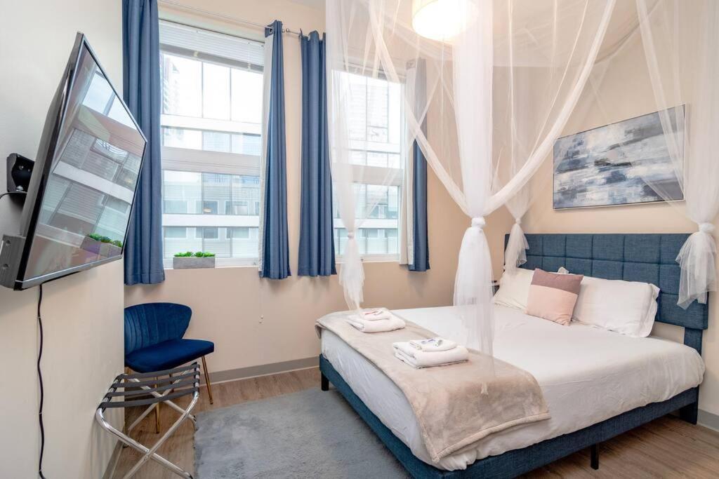 Mccormick Oasis With Balcony, Optional Parking, Patio, Gym For Up To 6 Guests Apartment