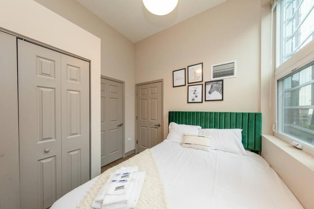 Spacious 2Br In South Loop With Optional Parking, Gym And Patio Near Mccormick Place, Grant Park, Soldier Field & Museum Campus *
