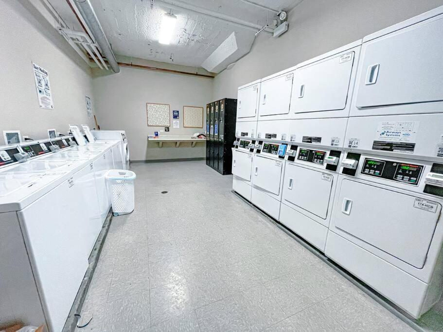Mccormick 2br/2ba Oasis With Optional Parking, Patio, Gym For Up To 6 Guests Apartment Chicago