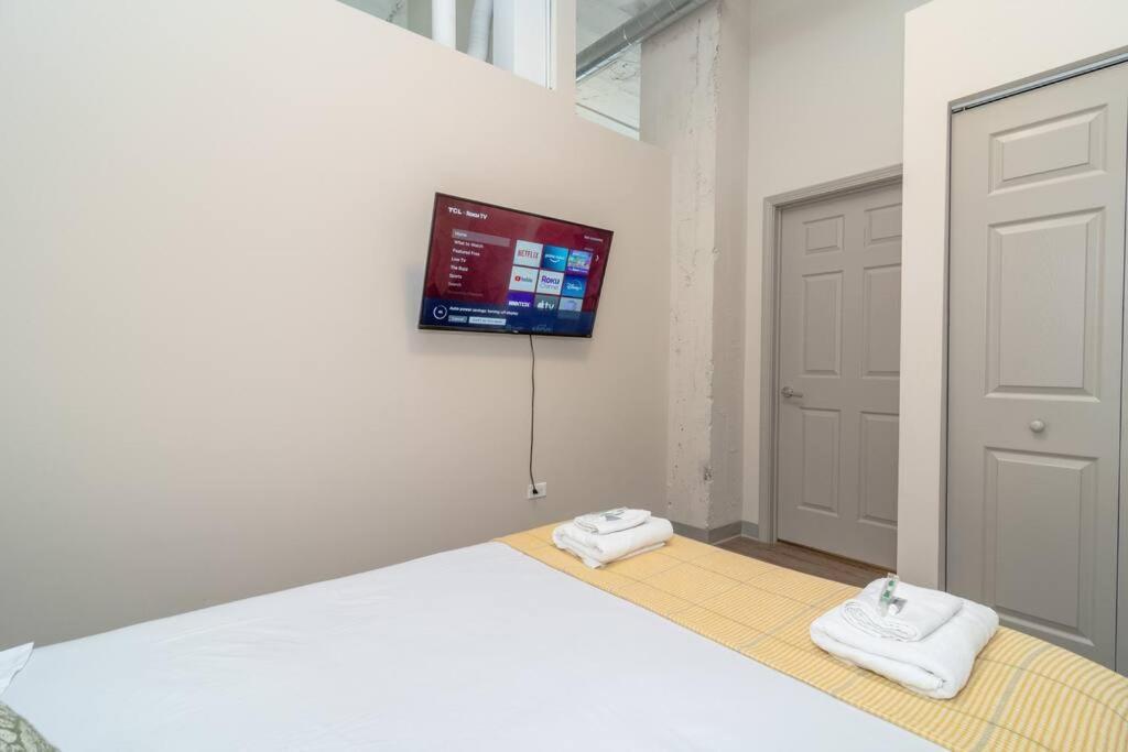Mccormick 2br/2ba Oasis With Optional Parking, Patio, Gym For Up To 6 Guests Chicago