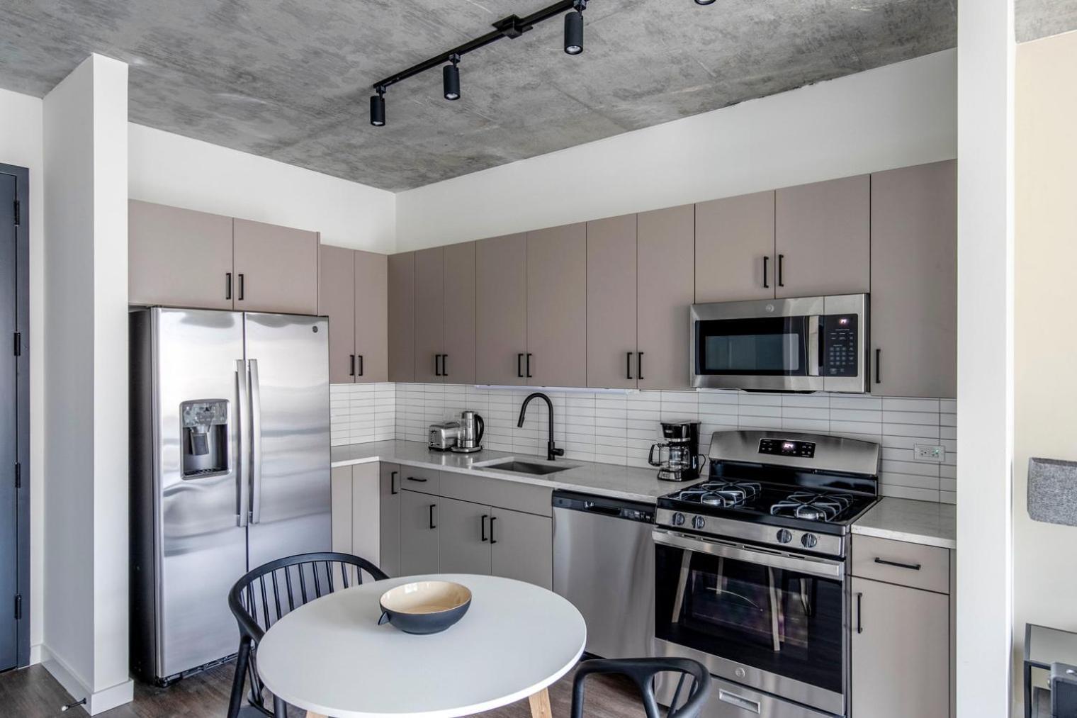 River North 1br W Terrace Grills Yoga Chi-1032 *