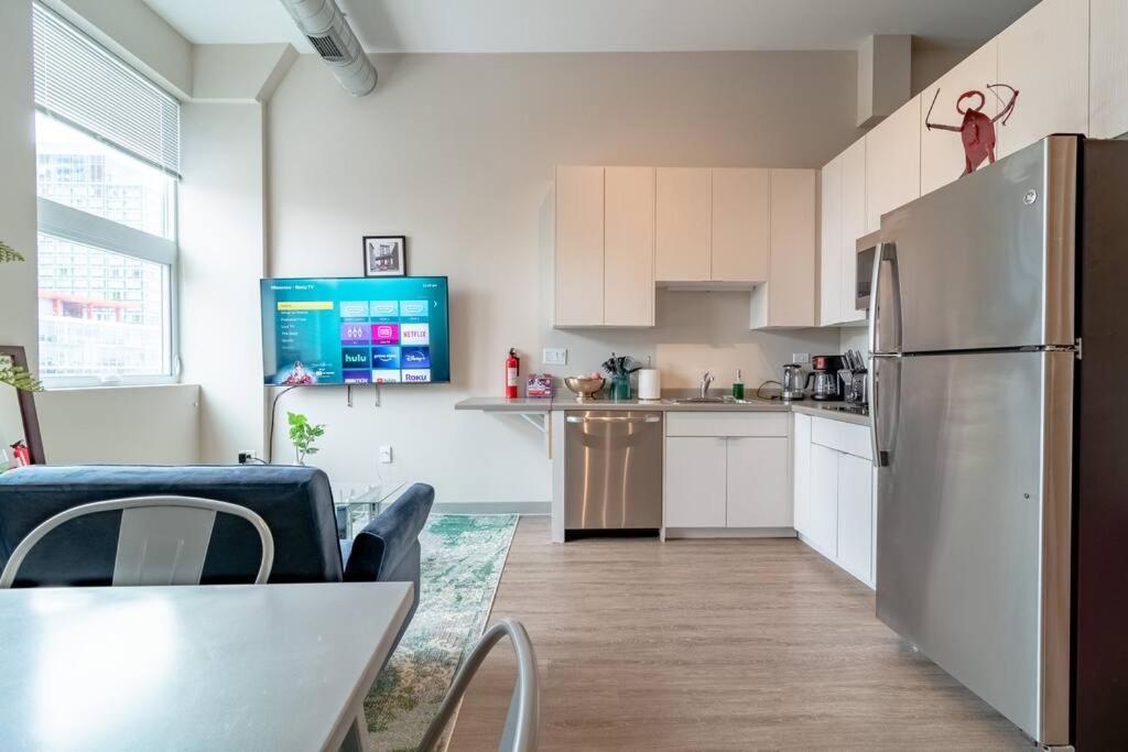 Mccormick 2br/2ba Oasis With Optional Parking, Patio, Gym For Up To 6 Guests Apartment Chicago