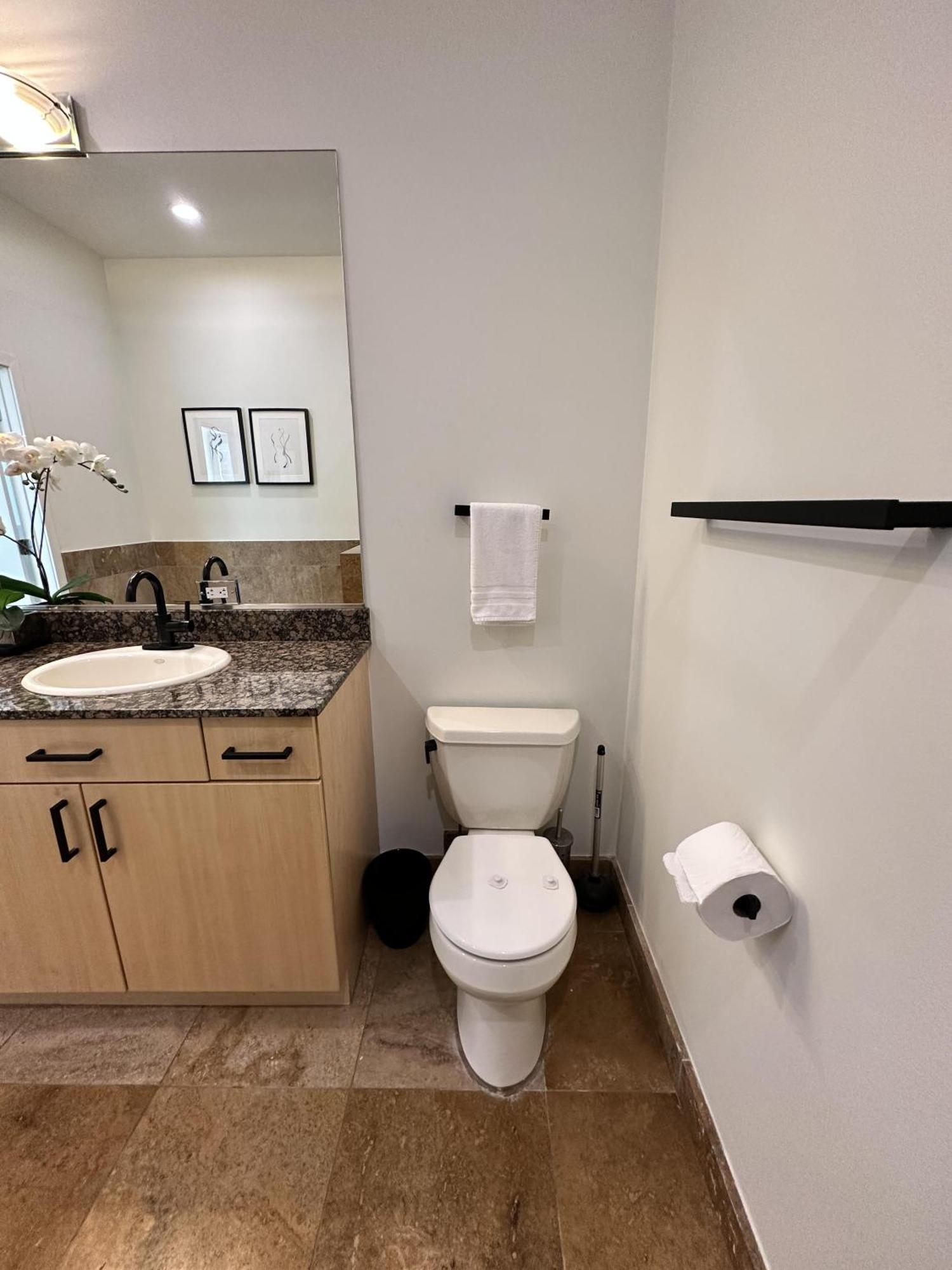 Old Town Pied-a-terre With Private Terrace And Parking! Holiday home Chicago
