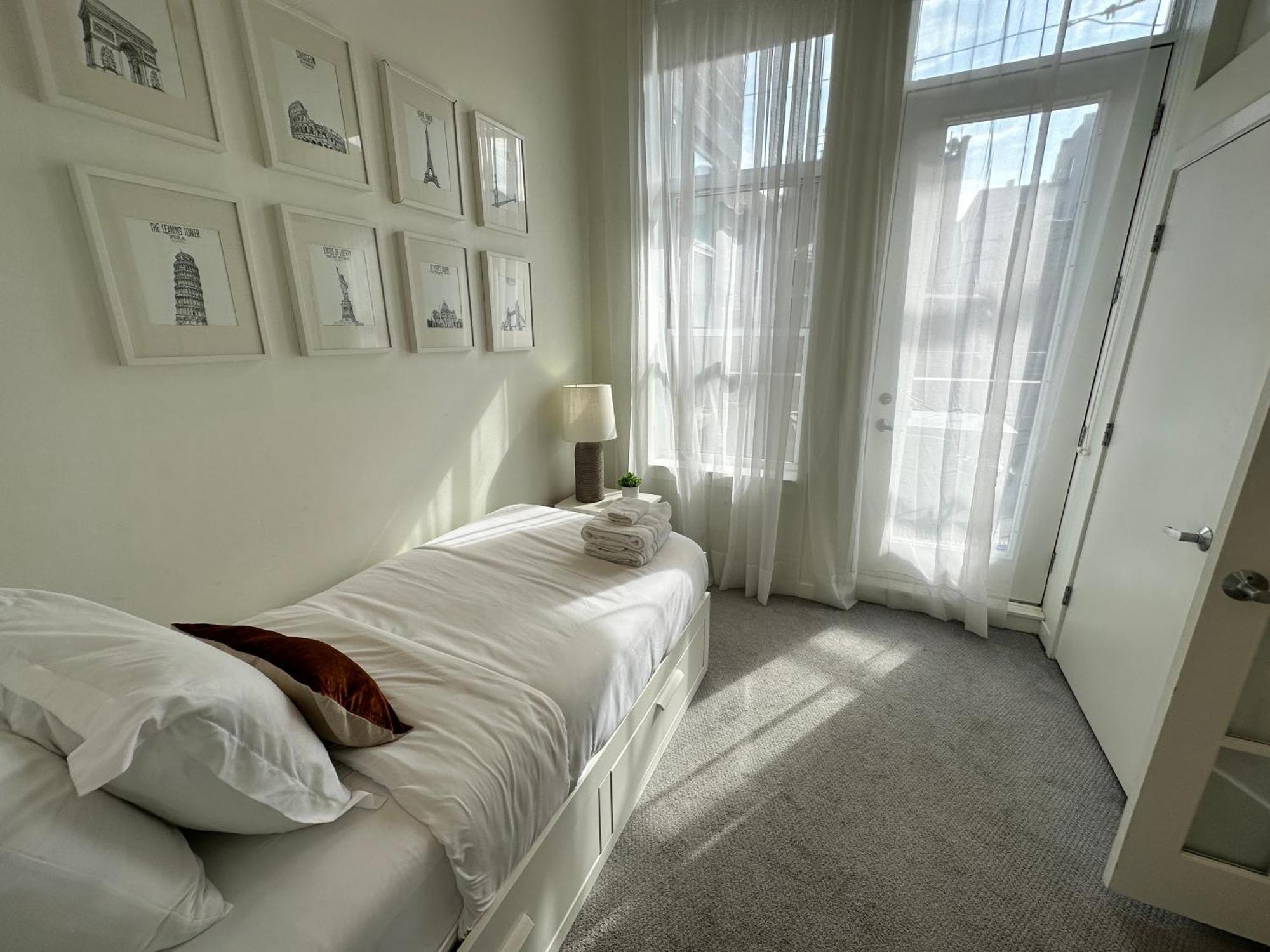 Old Town Pied-a-terre With Private Terrace And Parking! Holiday home Chicago