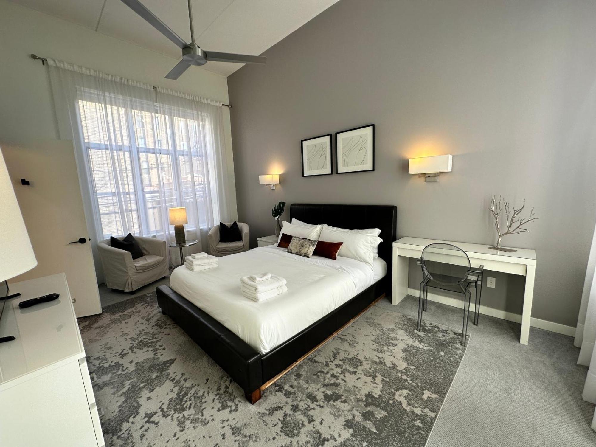 Old Town Pied-a-terre With Private Terrace And Parking! Chicago