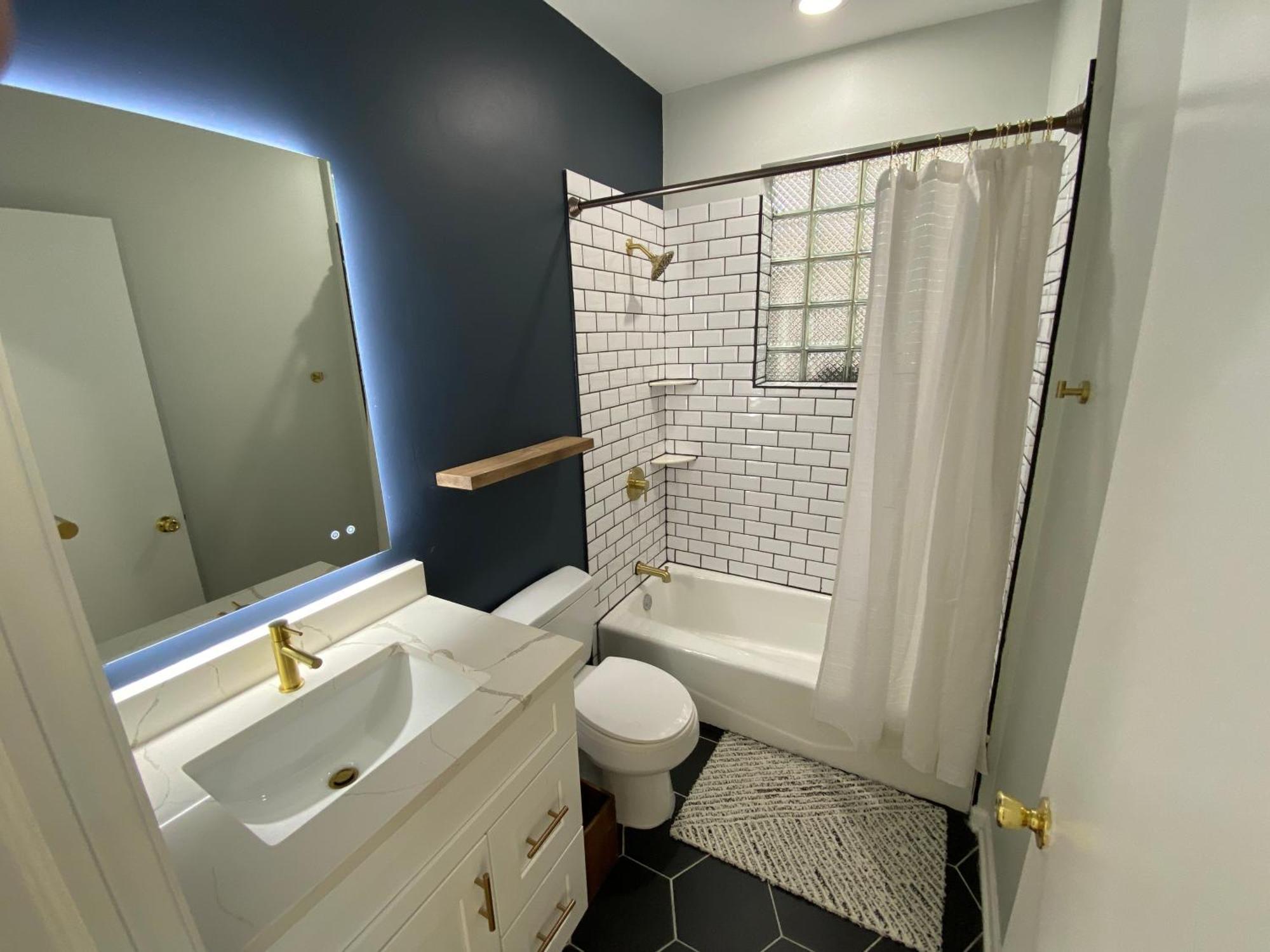 Modern Wrigley Oasis With Parking! Chicago