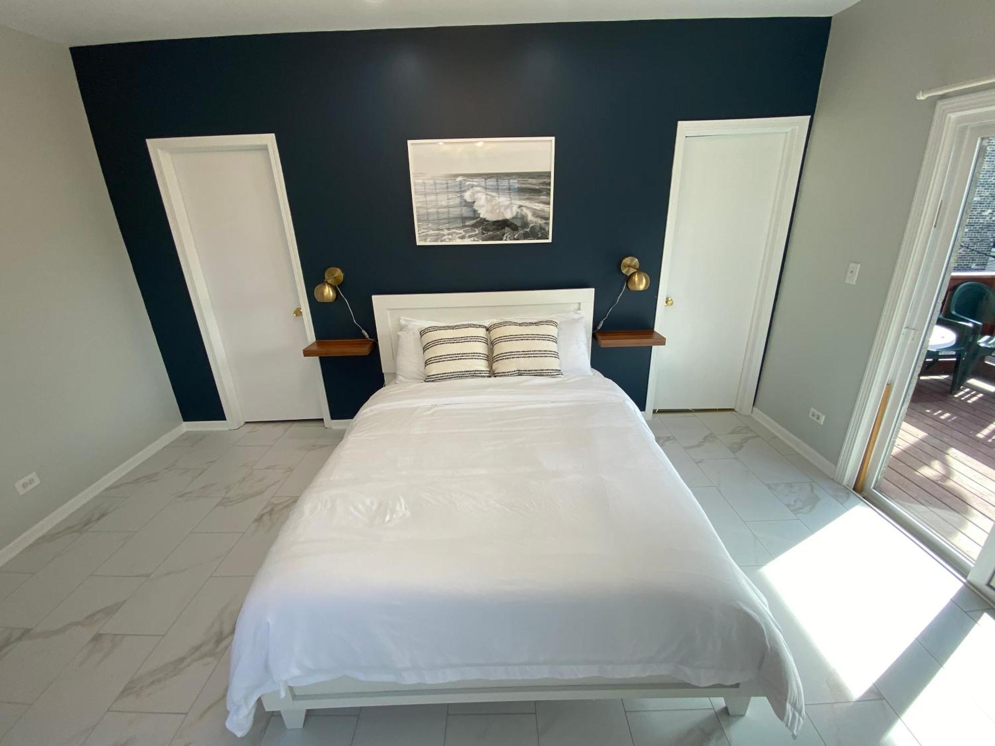 Modern Wrigley Oasis With Parking! Holiday home Chicago