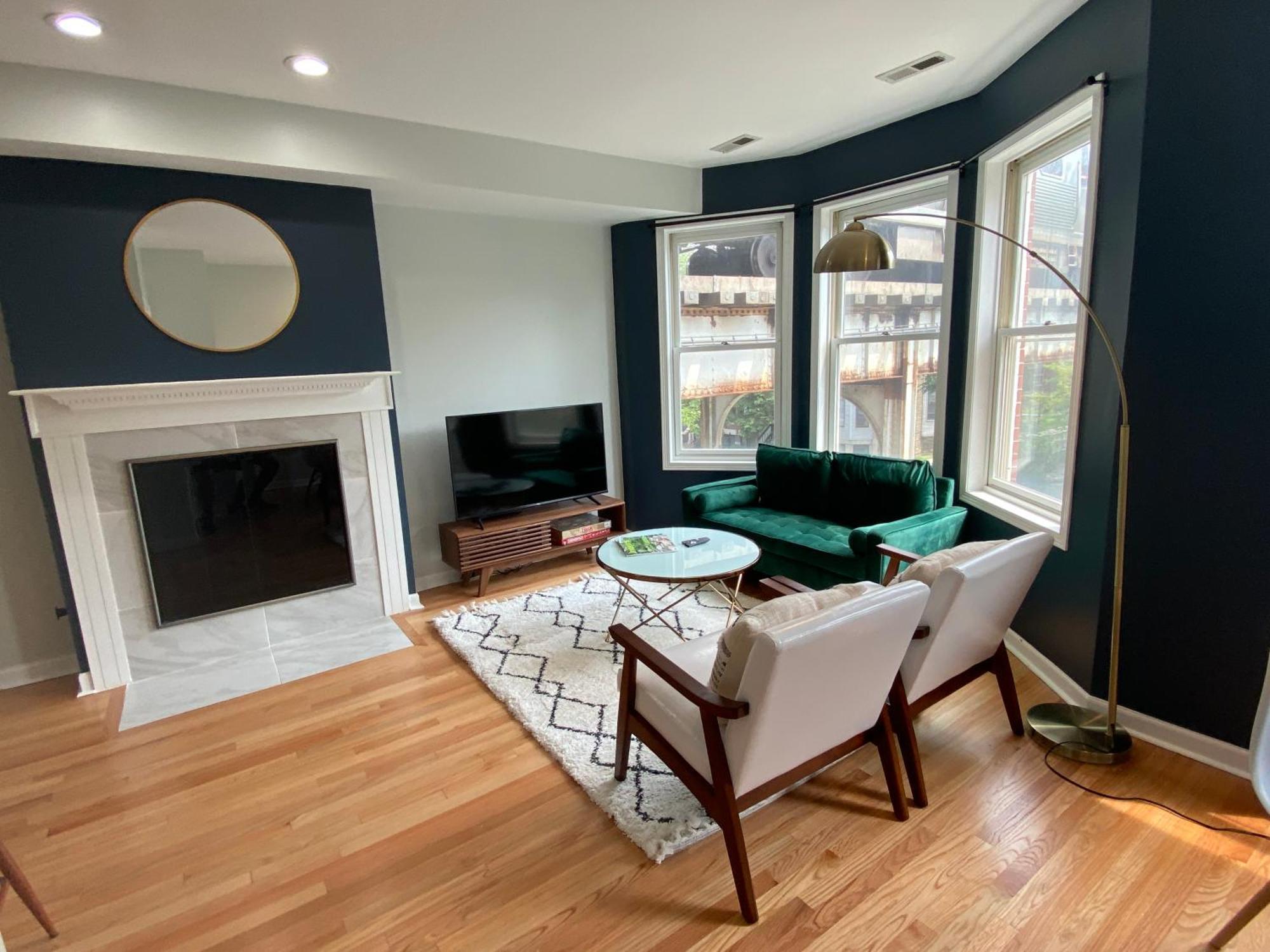 Modern Wrigley Oasis With Parking! Chicago