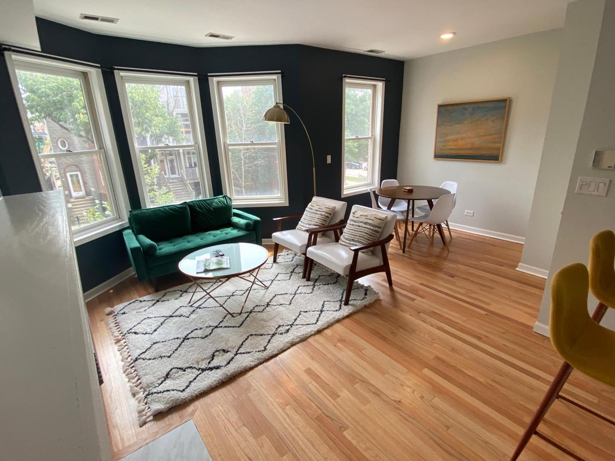 Modern Wrigley Oasis With Parking! Holiday home Chicago