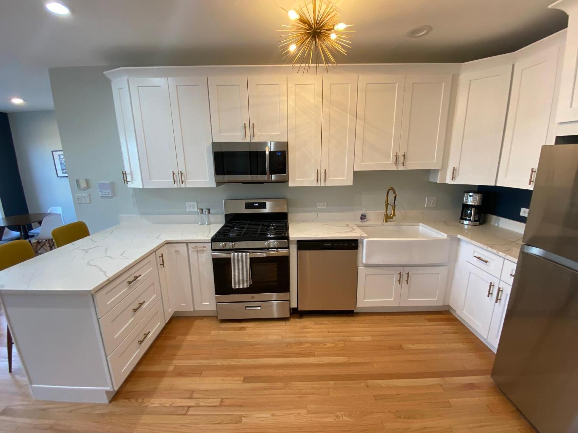 Modern Wrigley Oasis With Parking! * Chicago