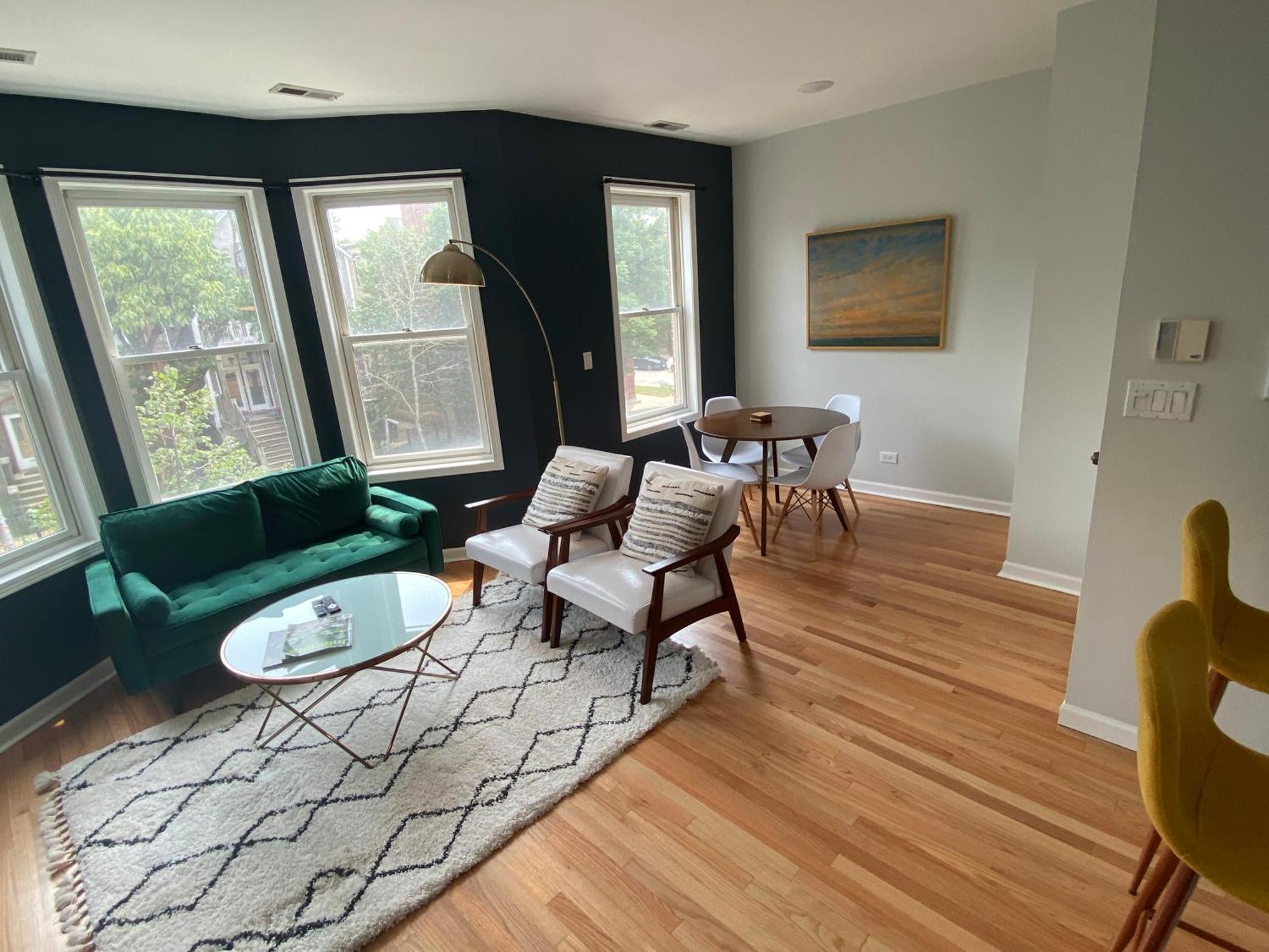 Modern Wrigley Oasis With Parking! Chicago