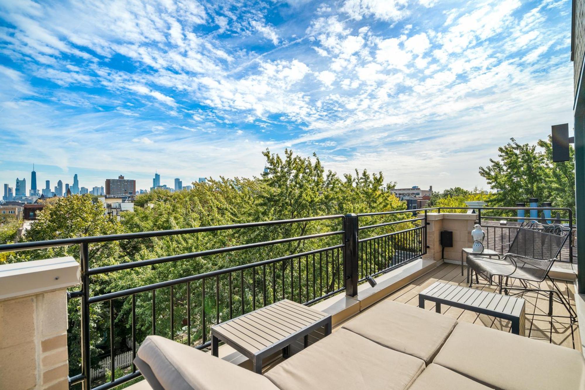 Luxe Penthouse With Theater And Amazing
