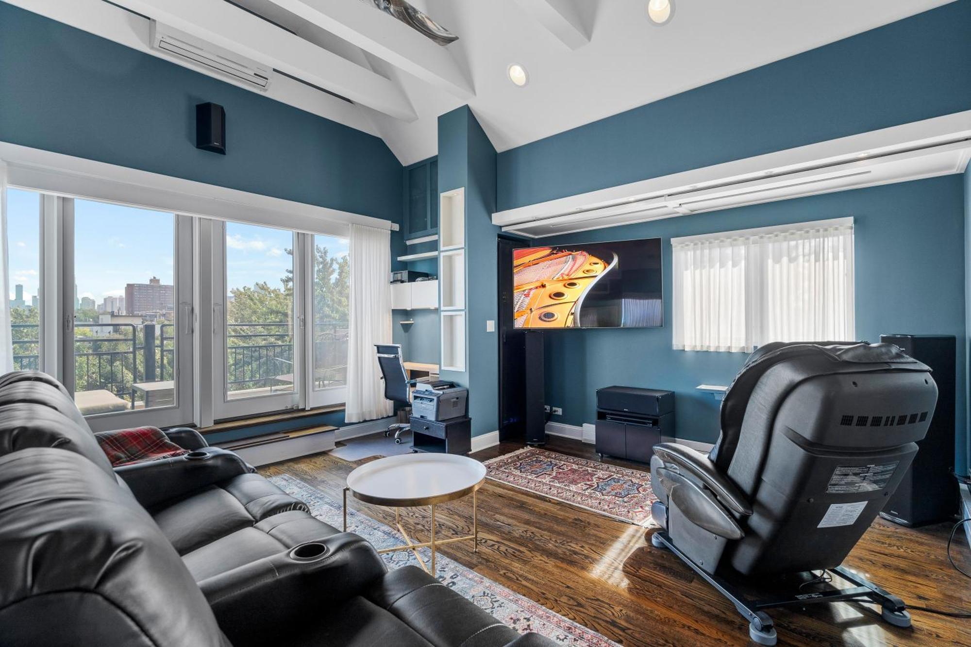 Luxe Penthouse With Theater And Amazing Holiday home *