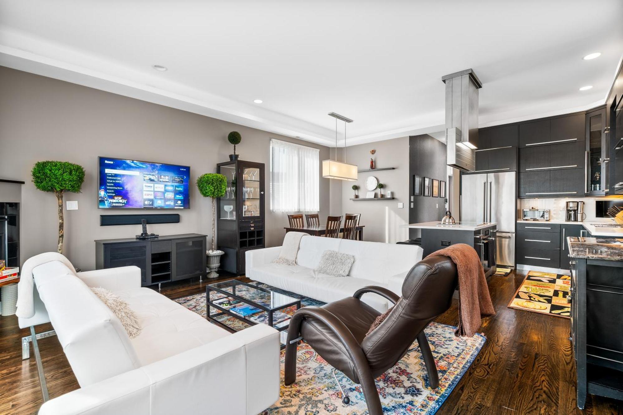 Luxe Penthouse With Theater And Amazing