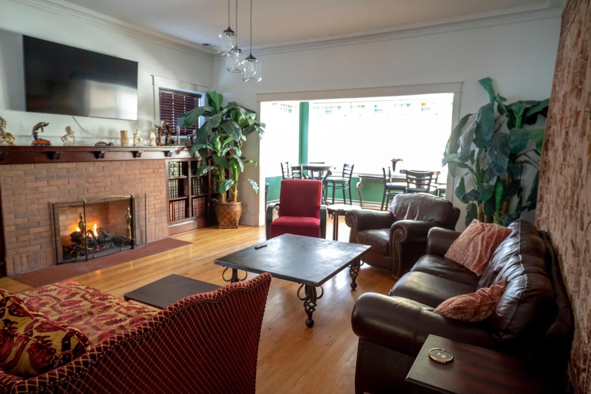 Apartment Bootlegger House Sleeps 10-20 Free Tv & Parking