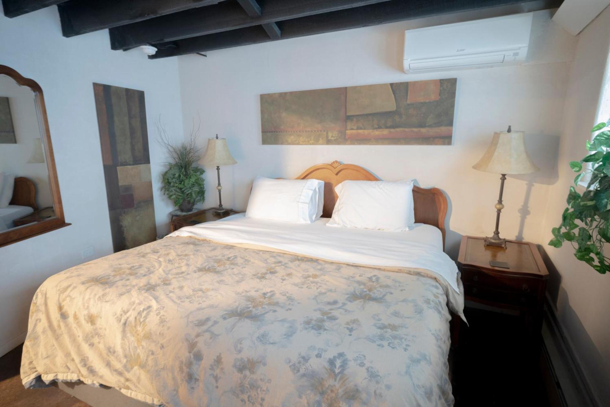 Bootlegger House Sleeps 10-20 Free Tv & Parking Chicago