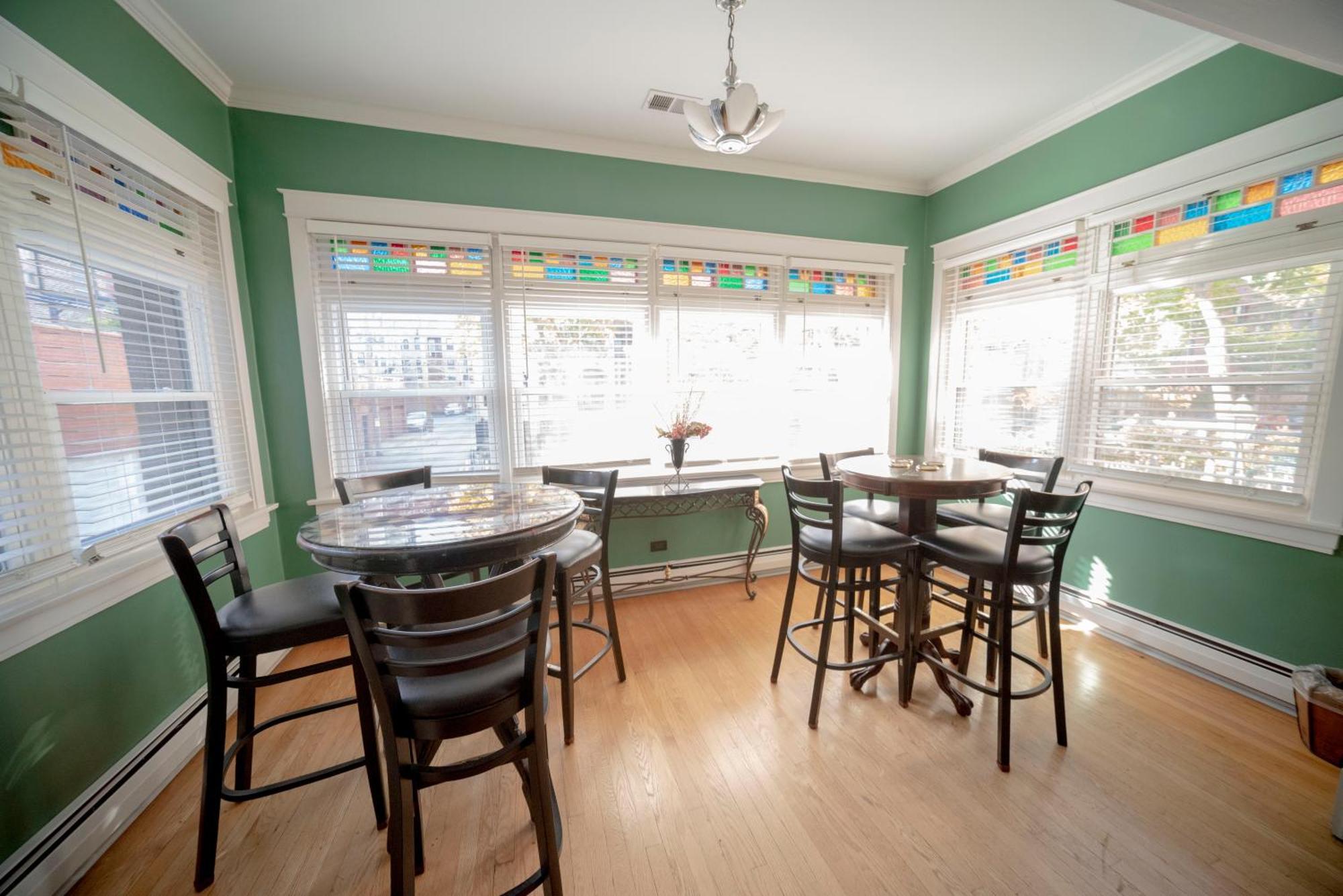 Bootlegger House Sleeps 10-20 Free Tv & Parking * Chicago