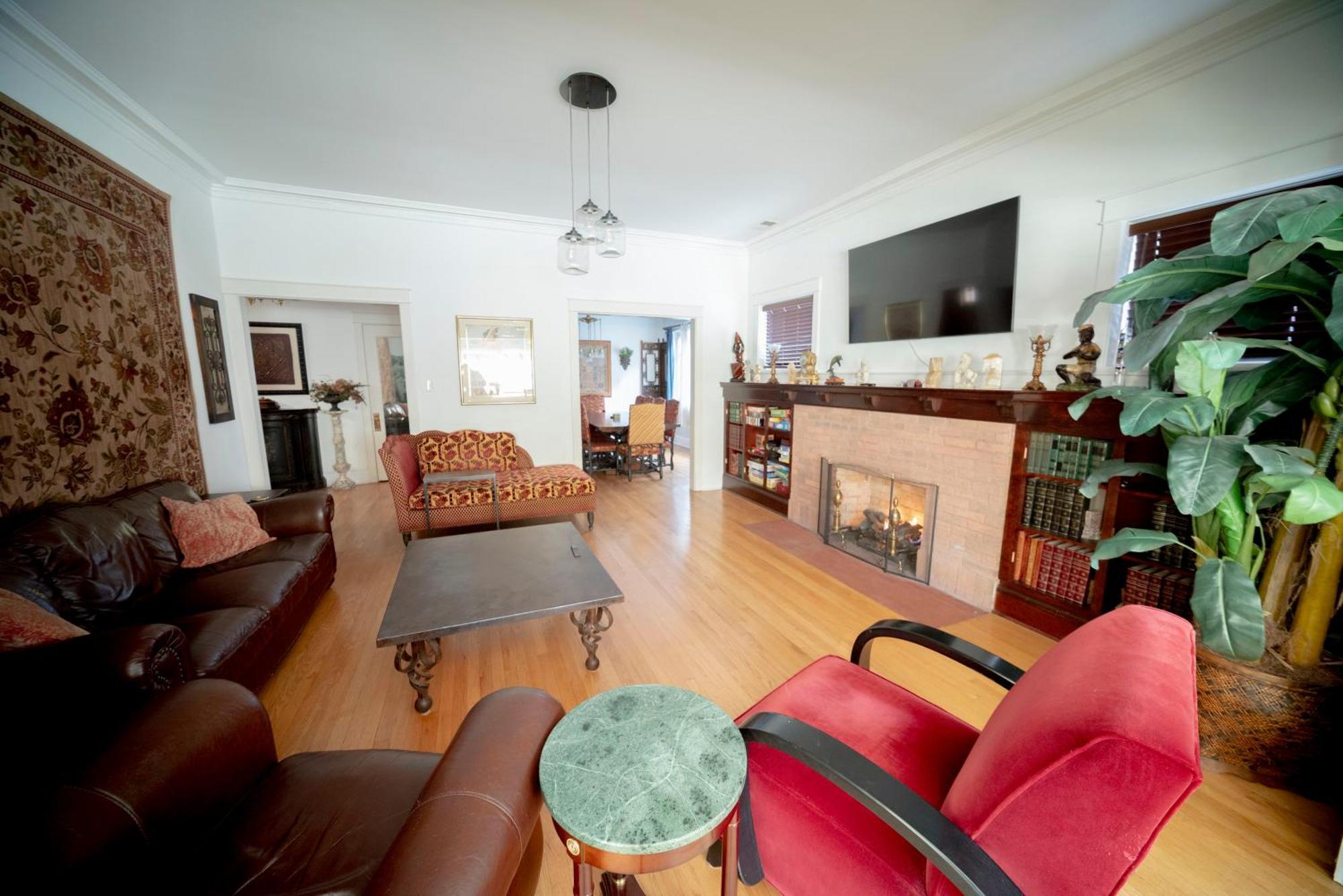 Bootlegger House Sleeps 10-20 Free Tv & Parking