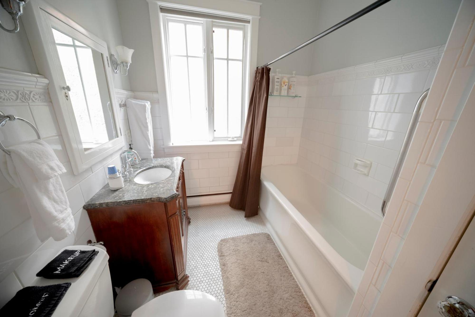 Apartment Bootlegger House Sleeps 10-20 Free Tv & Parking *