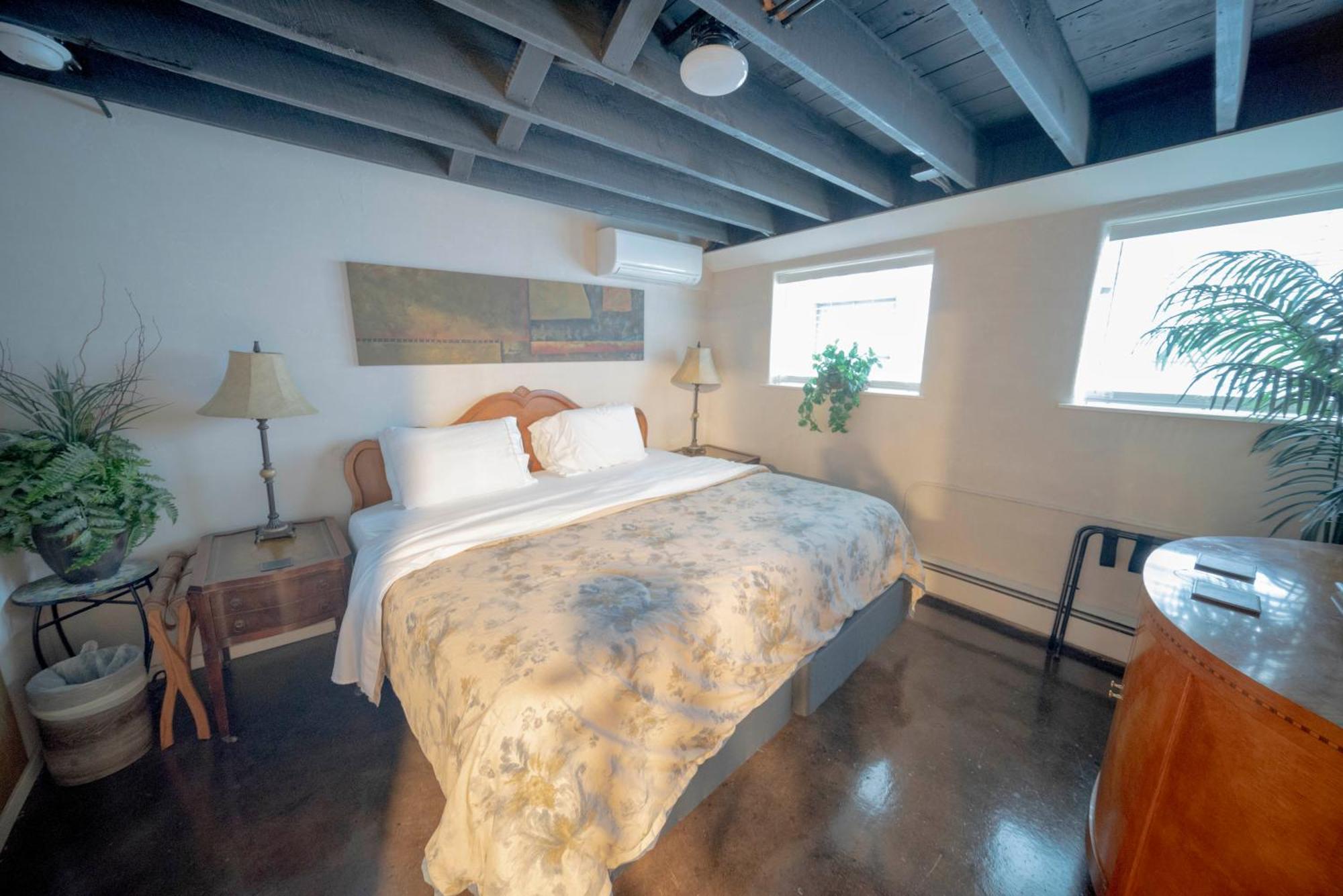 Bootlegger House Sleeps 10-20 Free Tv & Parking *