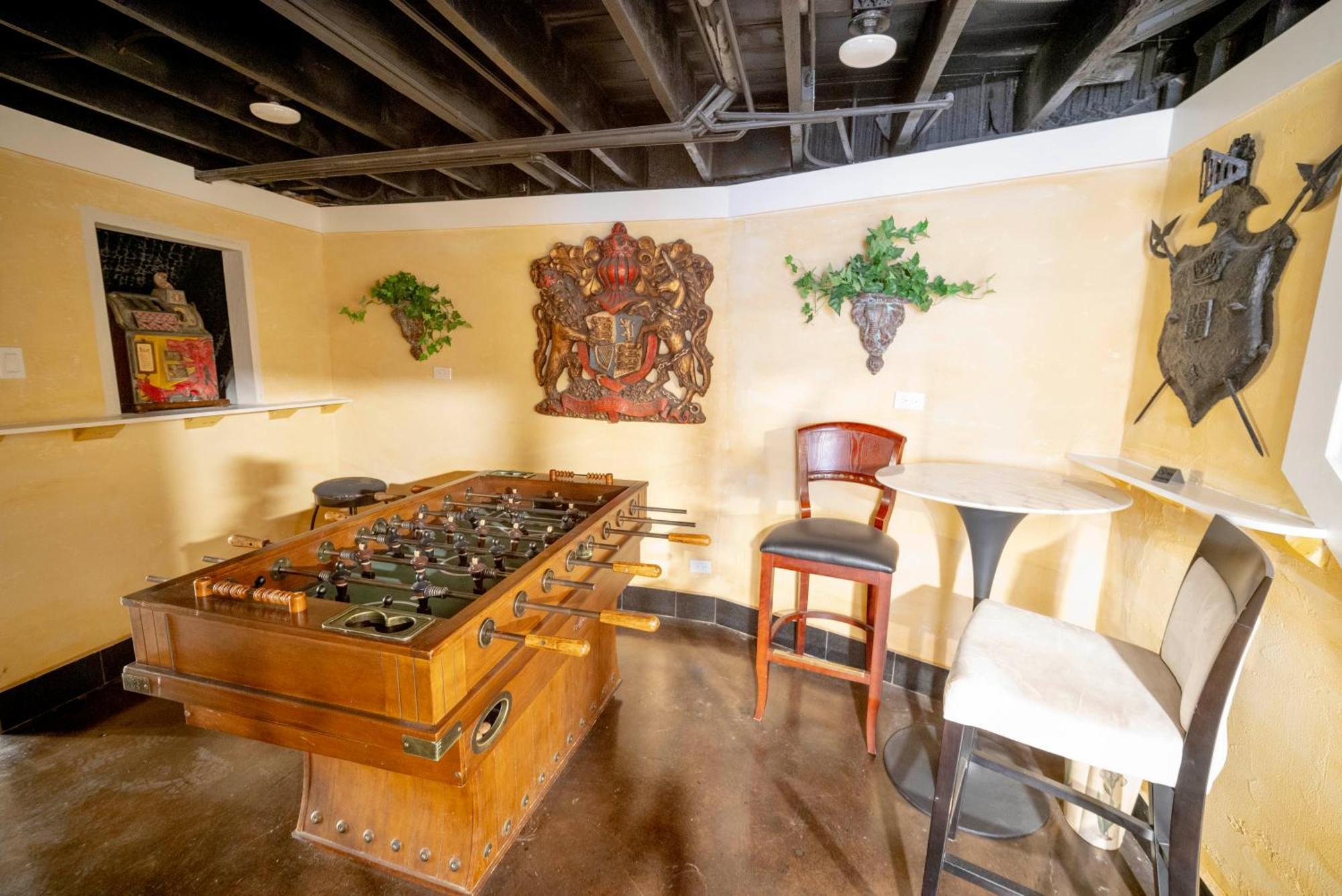 Bootlegger House Sleeps 10-20 Free Tv & Parking