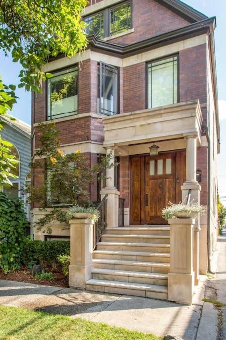 Featured In Socials Luxurious Airbnbs Villa Chicago
