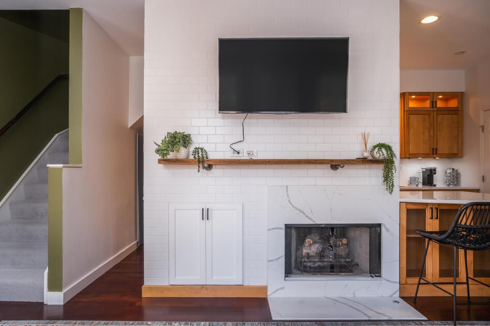 Modern Townhome With King & Private Patio Holiday home