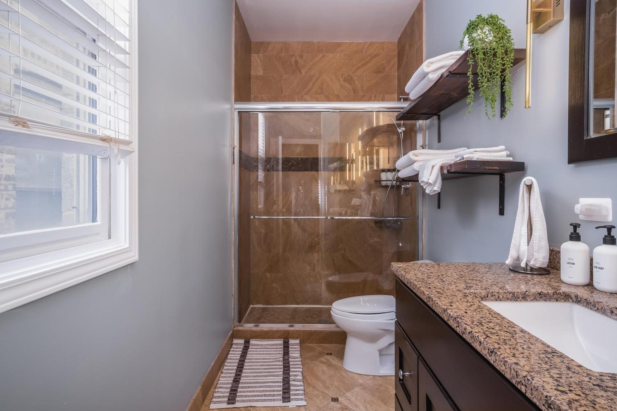 Modern Townhome With King & Private Patio *