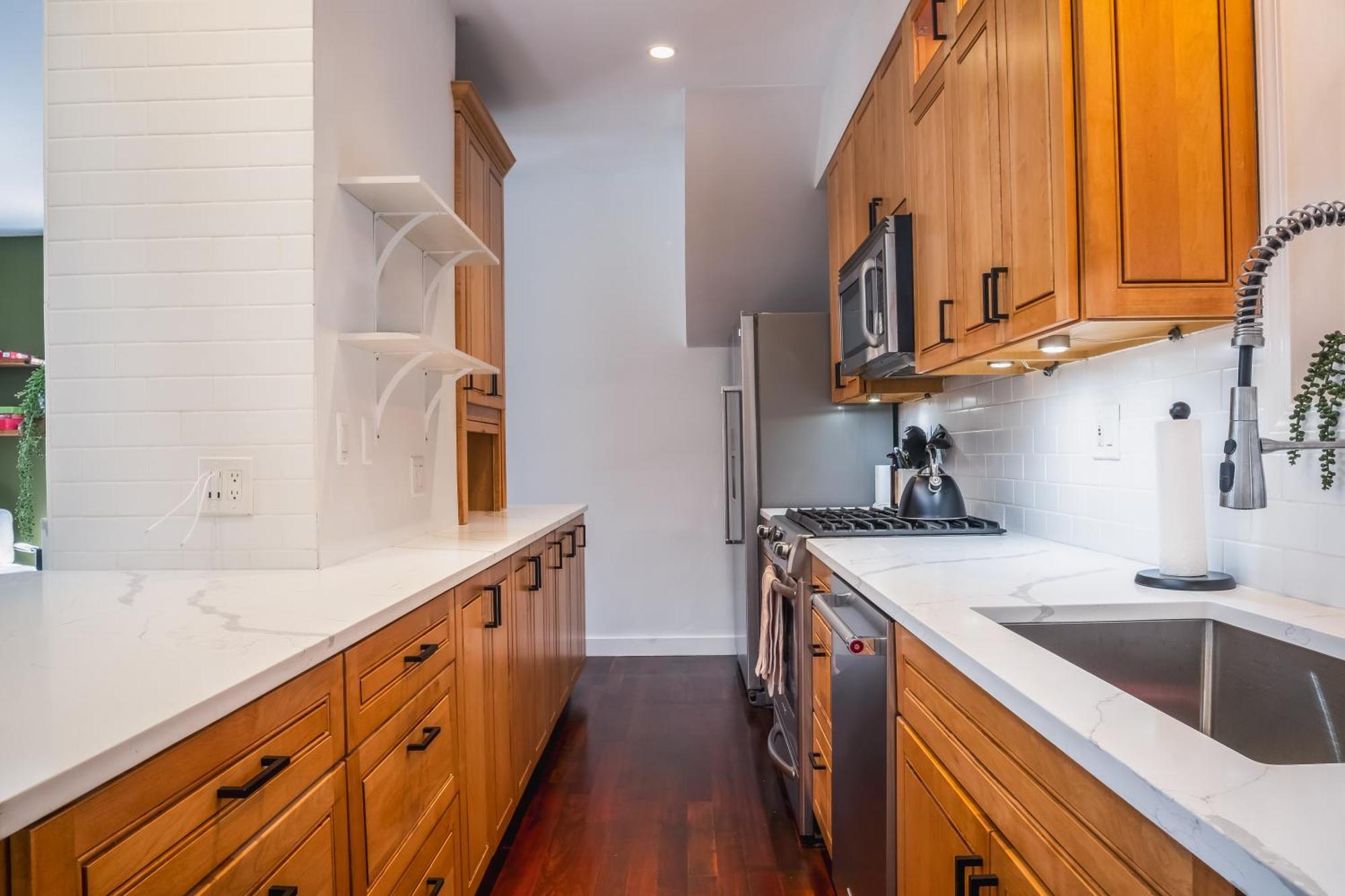 Modern Townhome With King & Private Patio