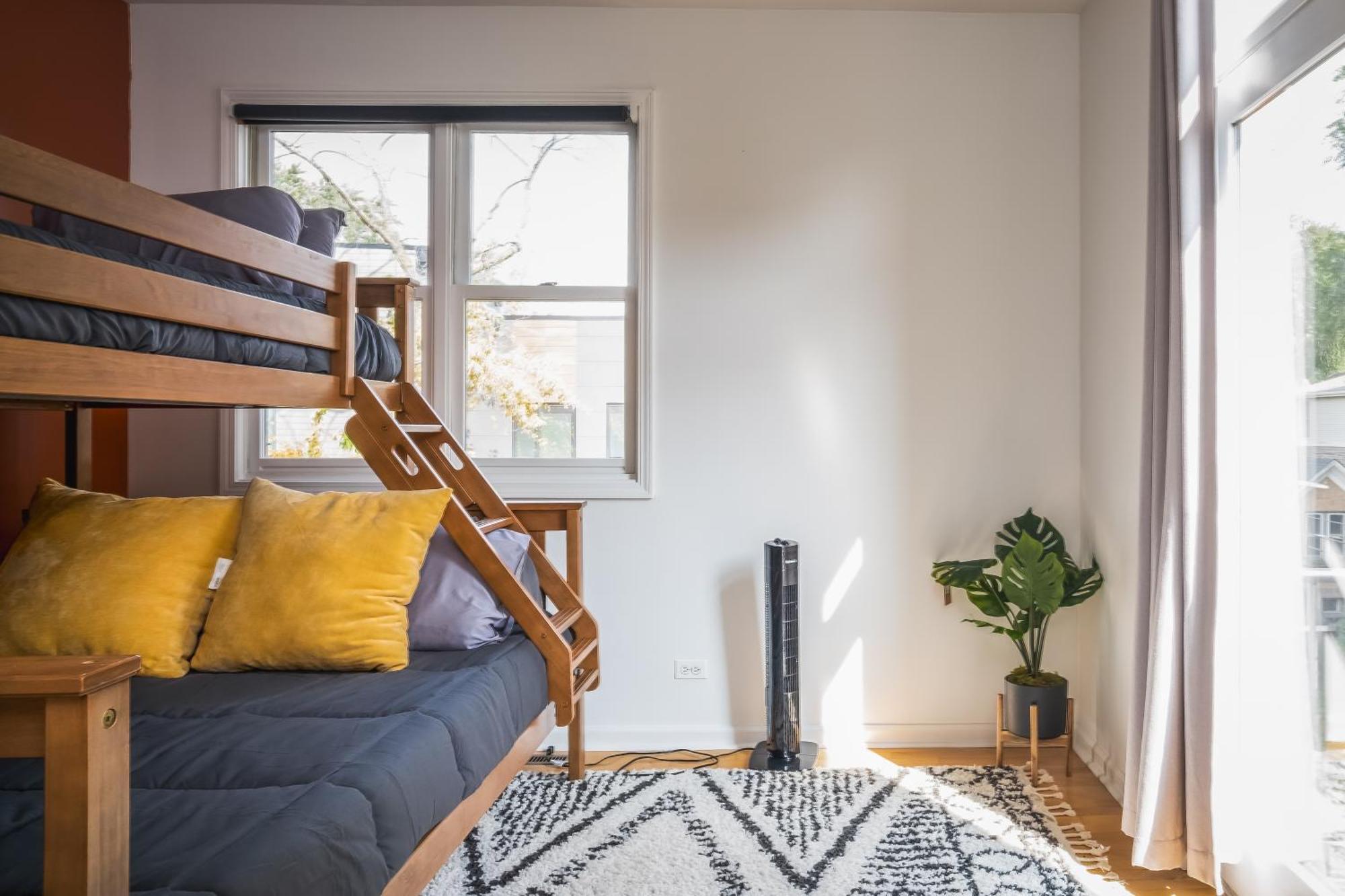 Modern Townhome With King & Private Patio Holiday home