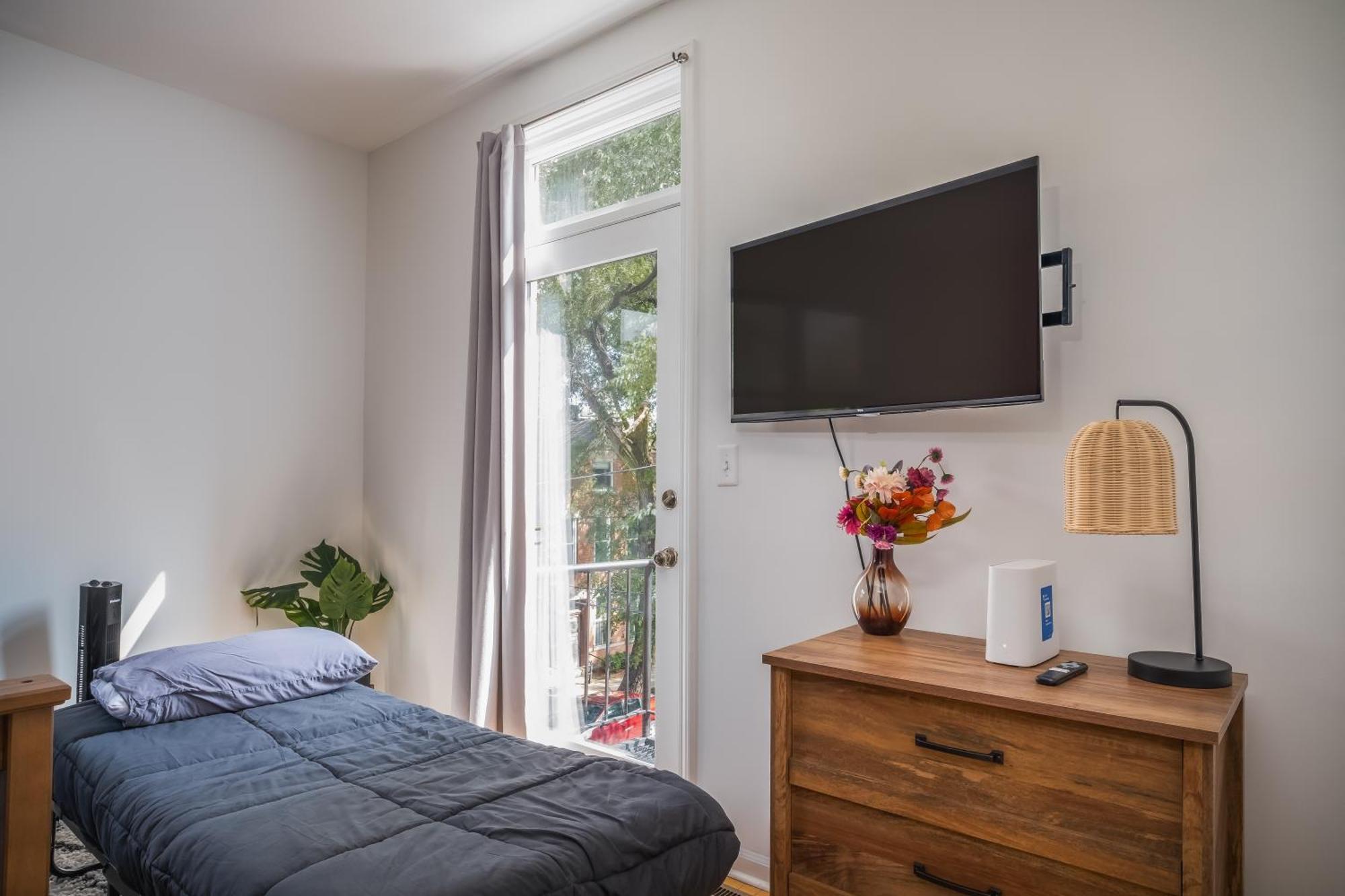 Modern Townhome With King & Private Patio *