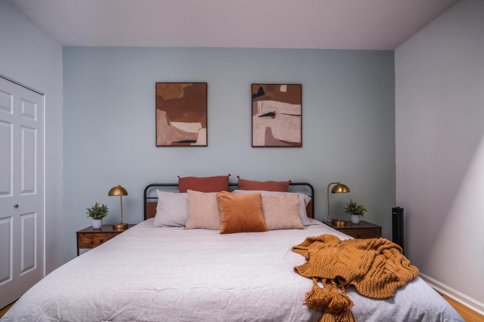 Modern Townhome With King & Private Patio