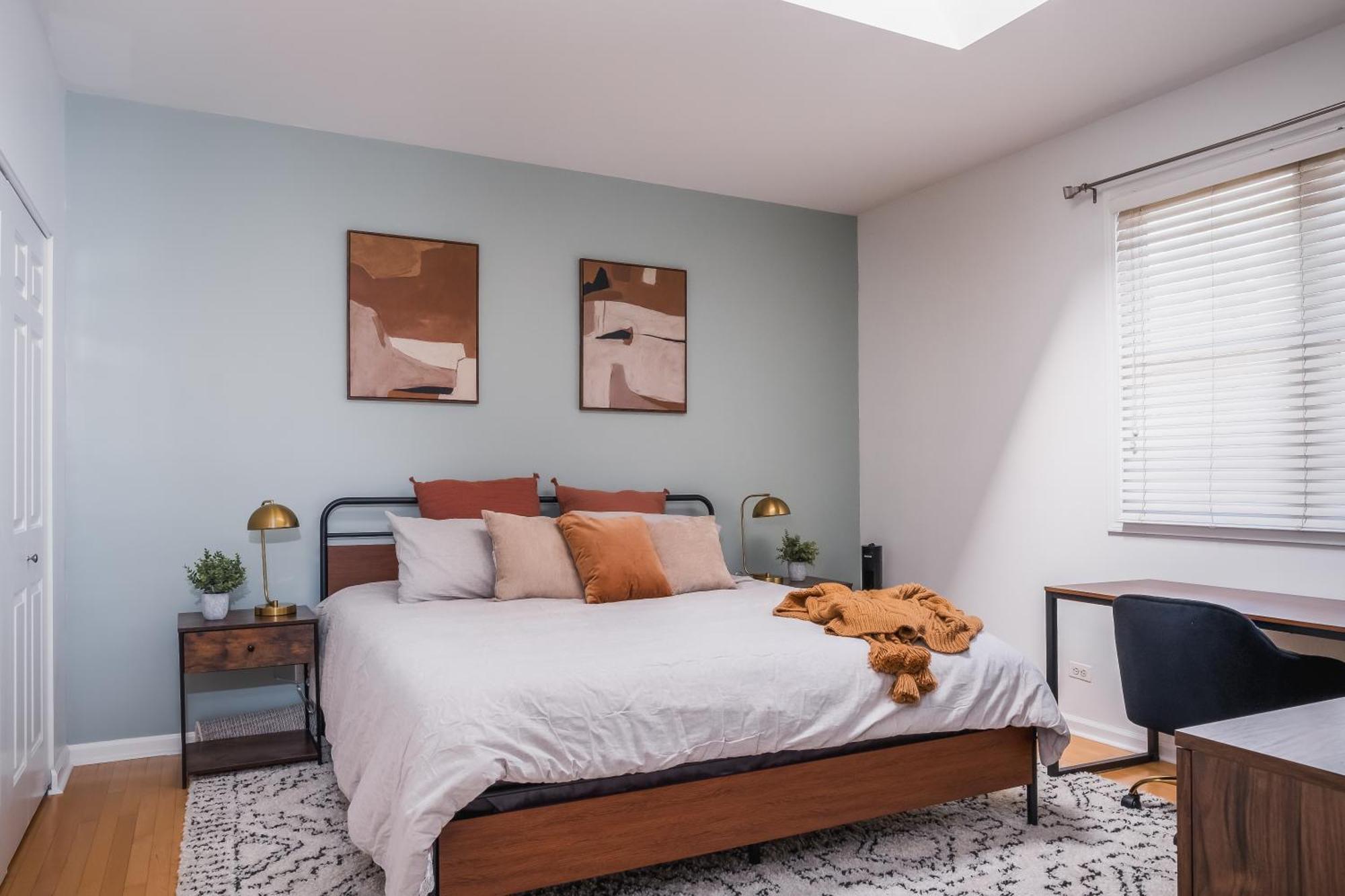 Modern Townhome With King & Private Patio