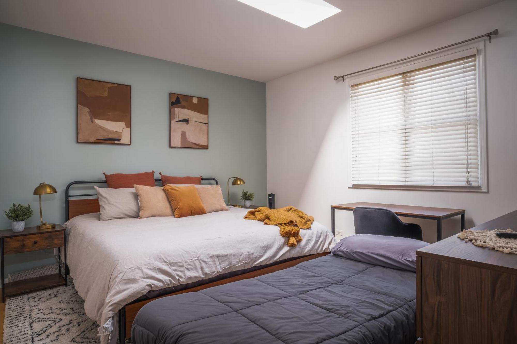 Modern Townhome With King & Private Patio * Chicago