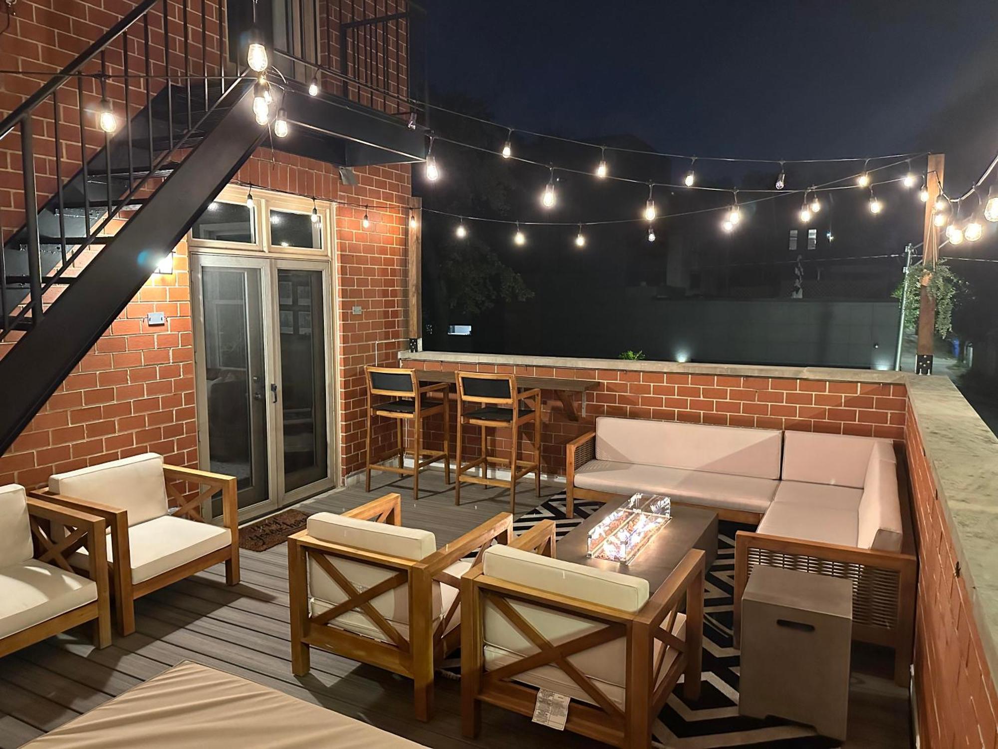 Modern Townhome With King & Private Patio Holiday home