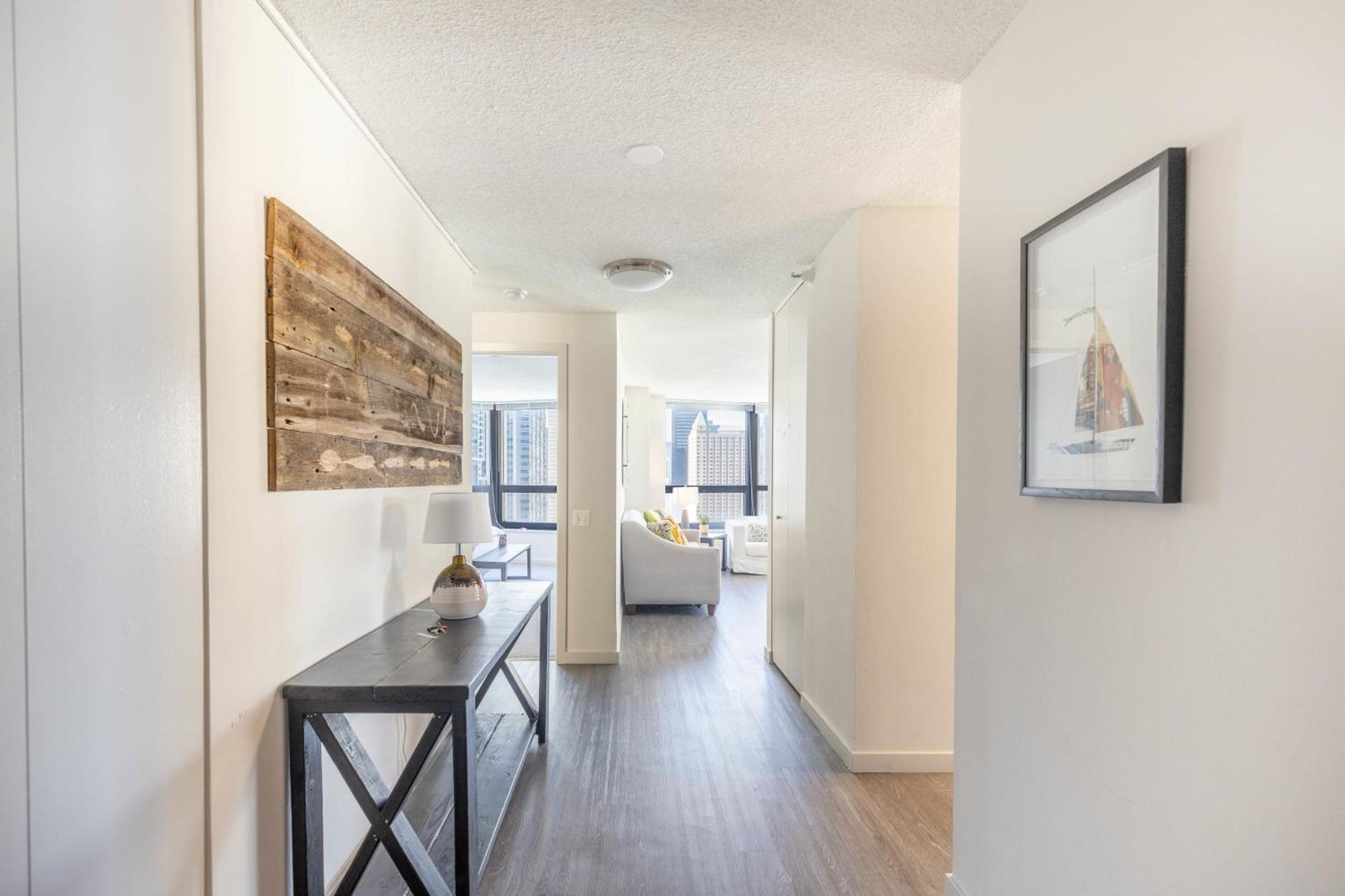 3br Exquisite View Loft W/ Parking In Building Apartment *