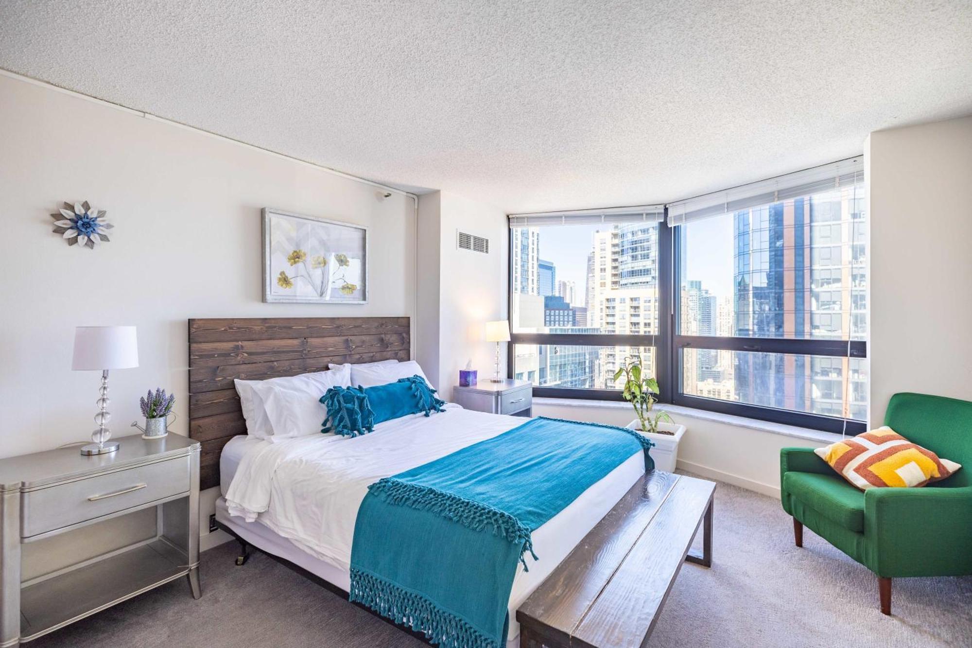 3br Exquisite View Loft W/ Parking In Building *