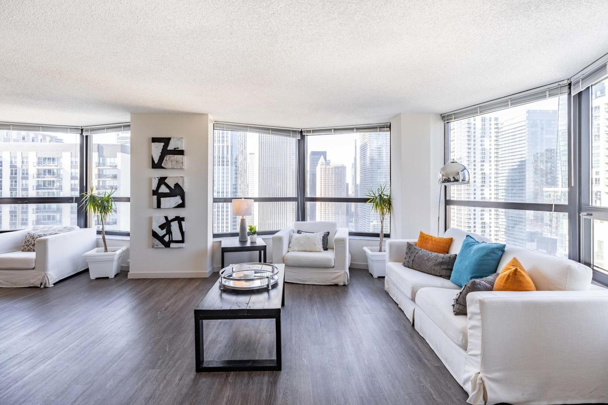 3br Exquisite View Loft W/ Parking In Building