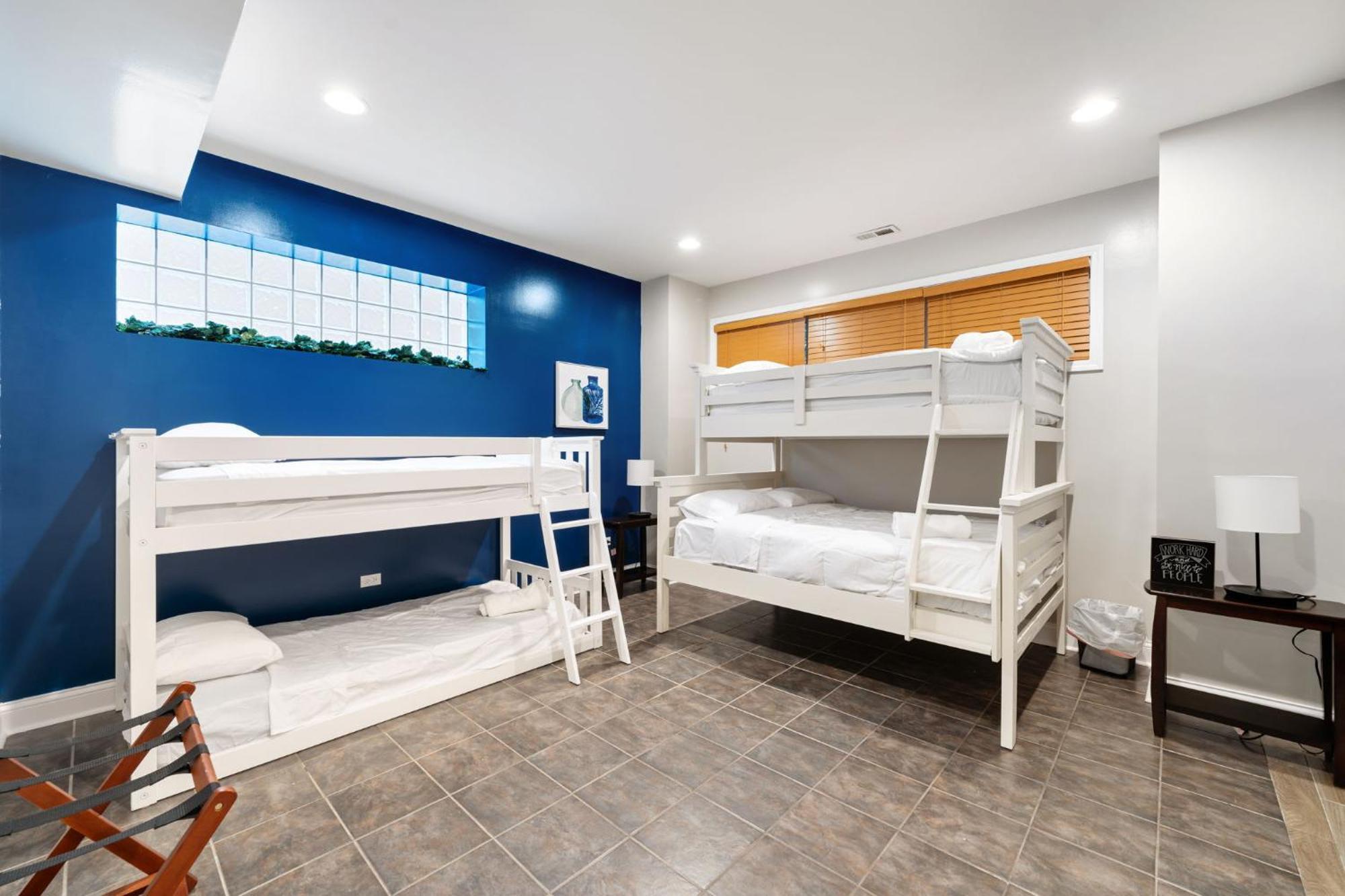 Spacious Luxury Retreat 8 Bed Oasis With 6 Baths Holiday home Chicago