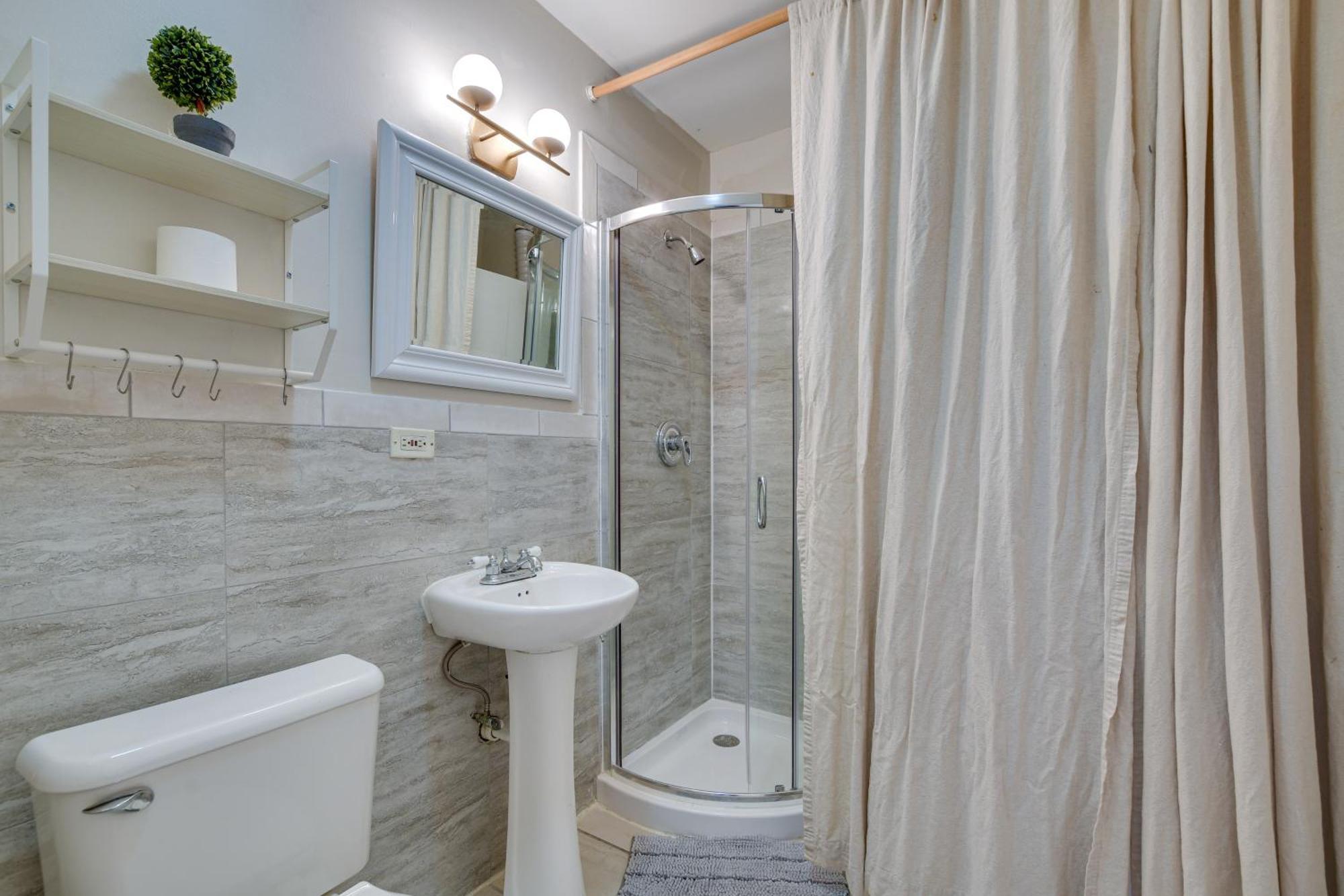 Apartamento Laptop Workspace, 6 Mi To Downtown!