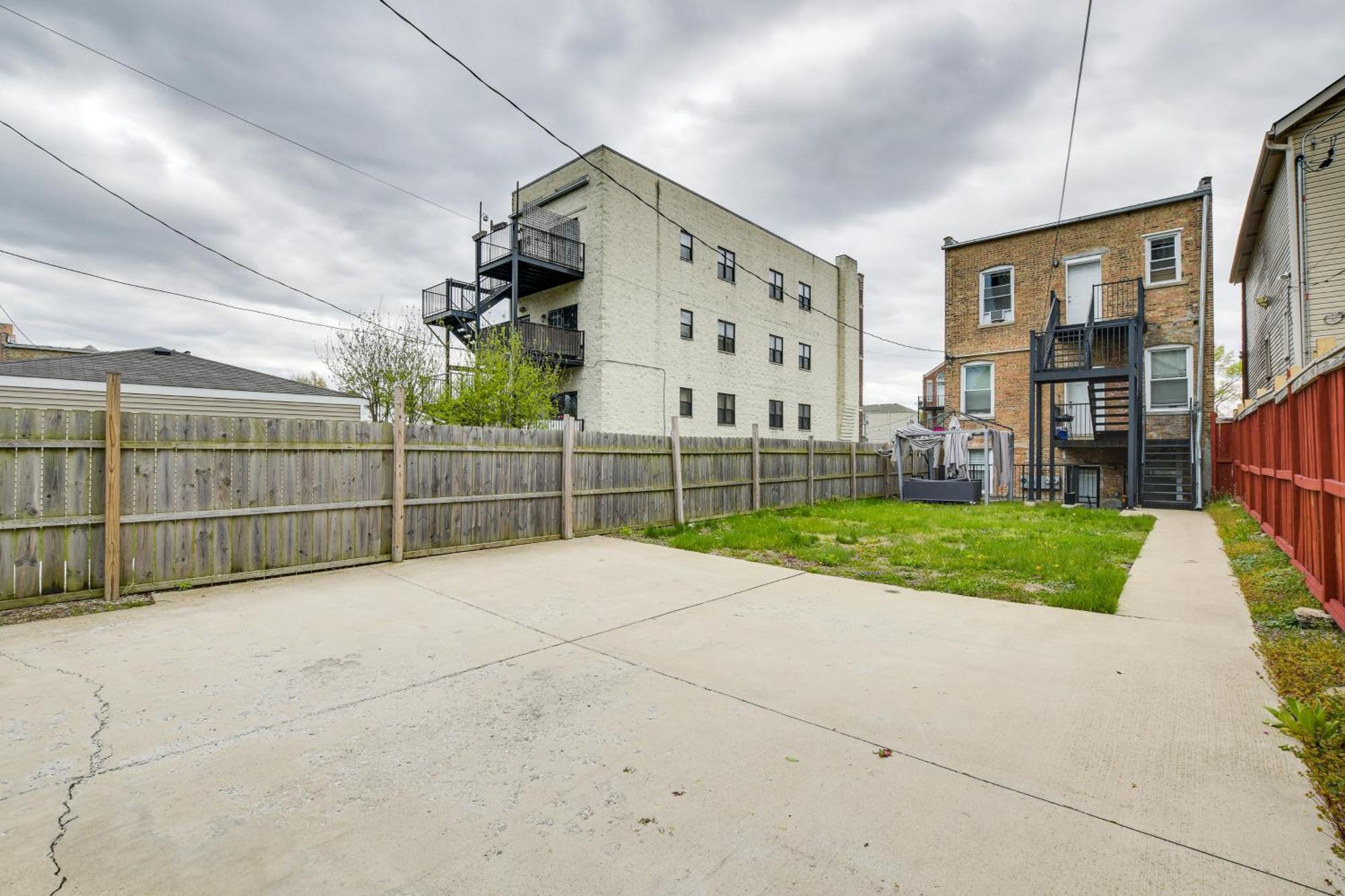 Apartment Vacation Apt - 6 Mi To Downtown!