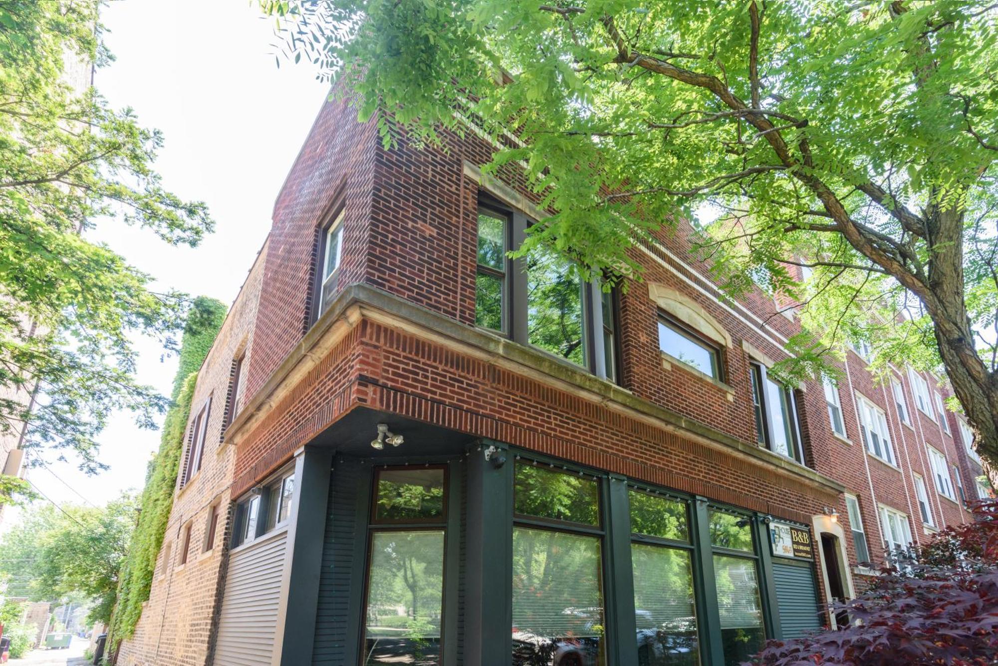 House 5863- Chicago's Premier 4* Chicago